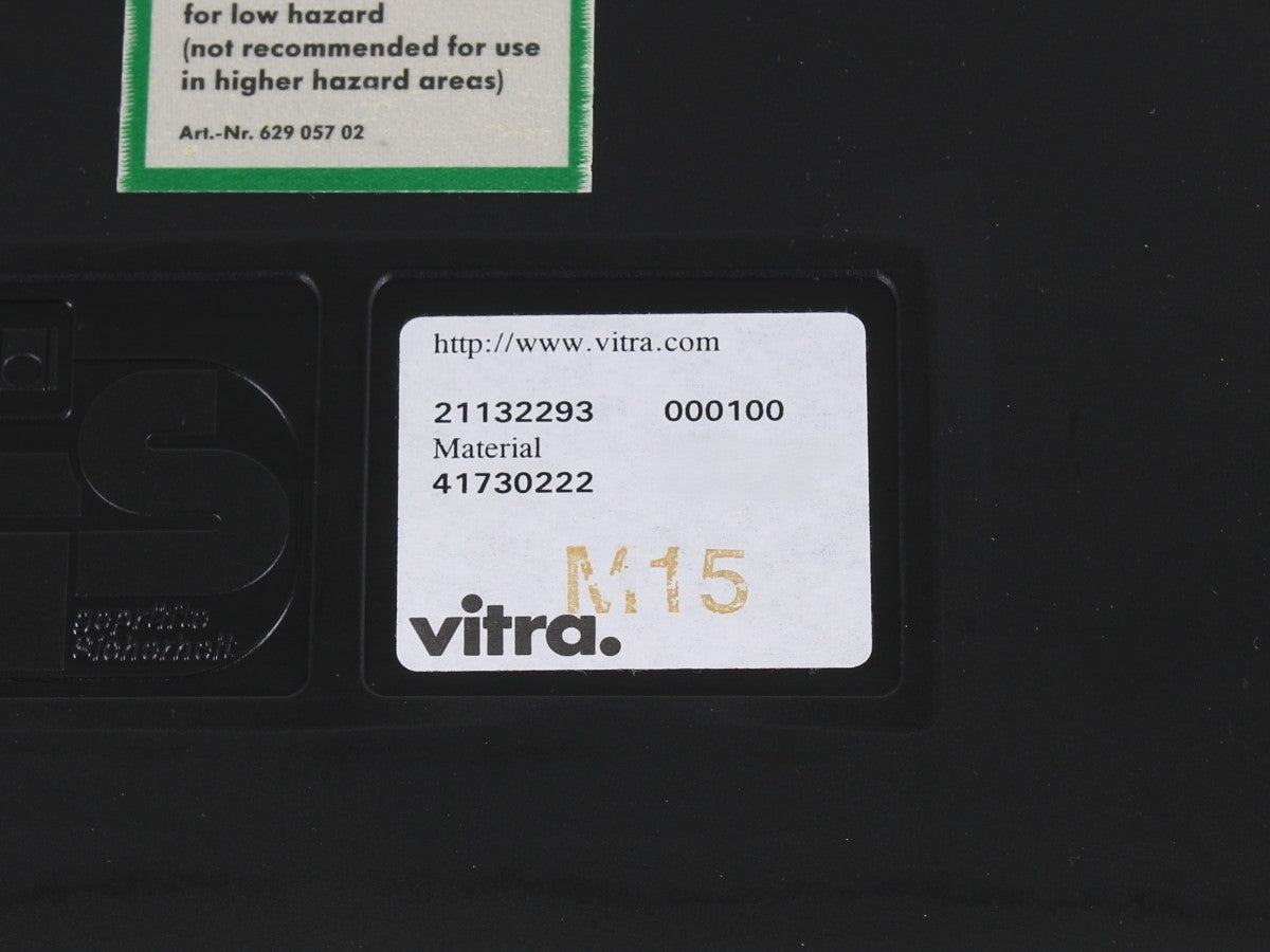 Herstellerlabel an der Unterseite des Vitra MedaSlim Konferenzstuhls