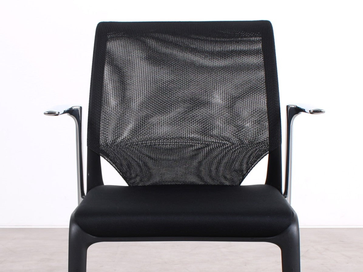Frontdetail des schwarzen Netzrückens beim Vitra MedaSlim Konferenzstuhl