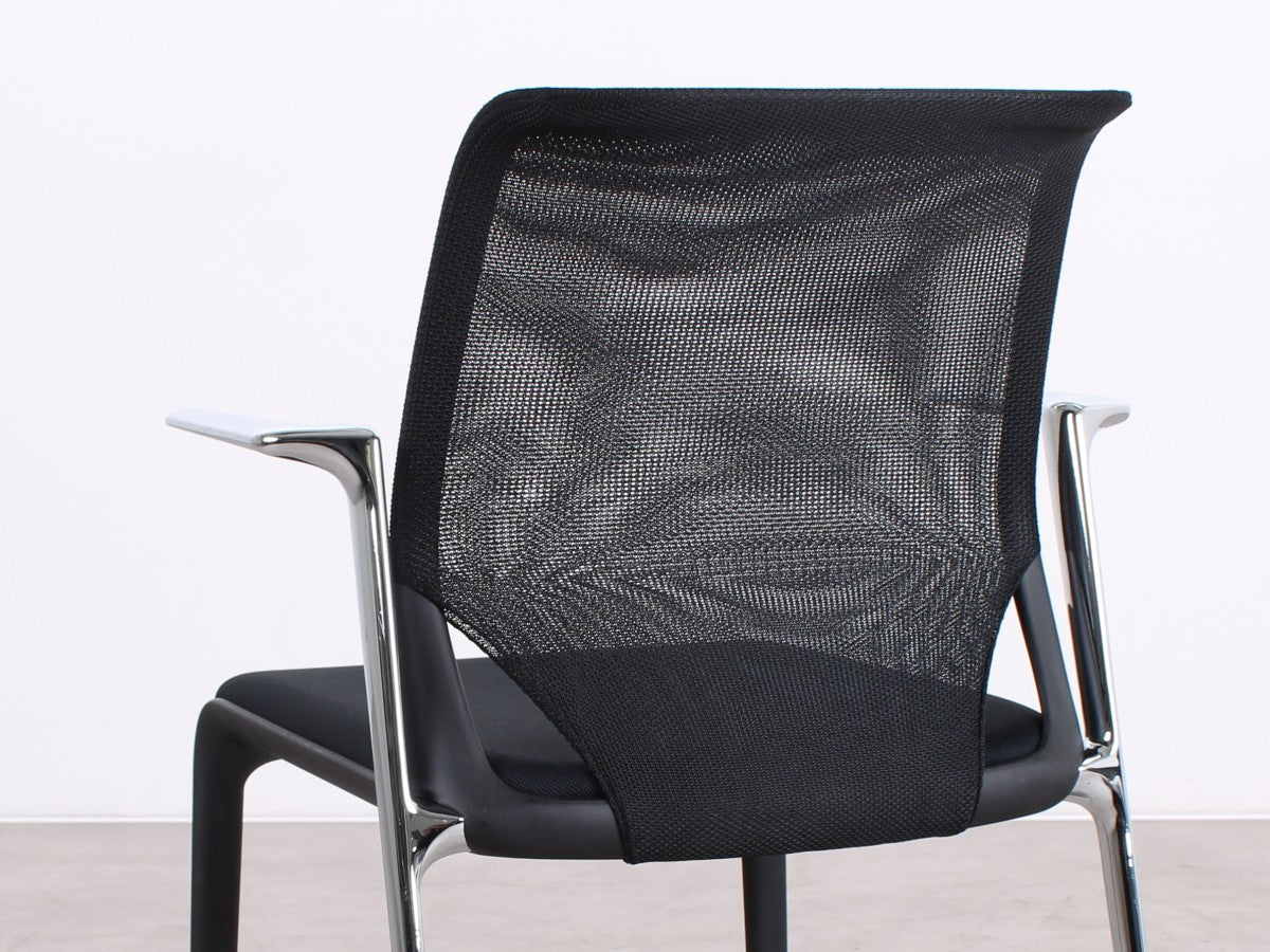 Rückdetail des schwarzen Netzrückens beim Vitra MedaSlim Konferenzstuhl