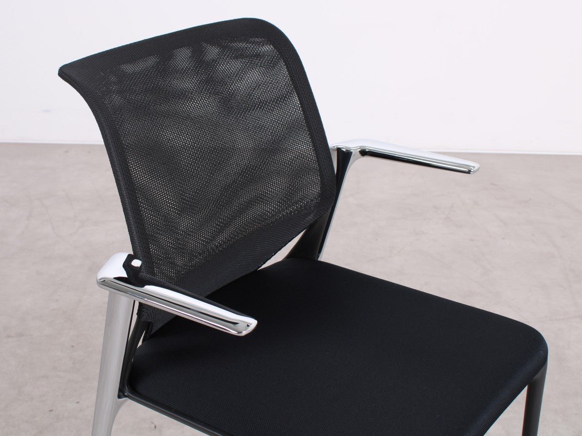 Seitliche Detailaufnahme der Rückenlehne beim Vitra MedaSlim Konferenzstuhl