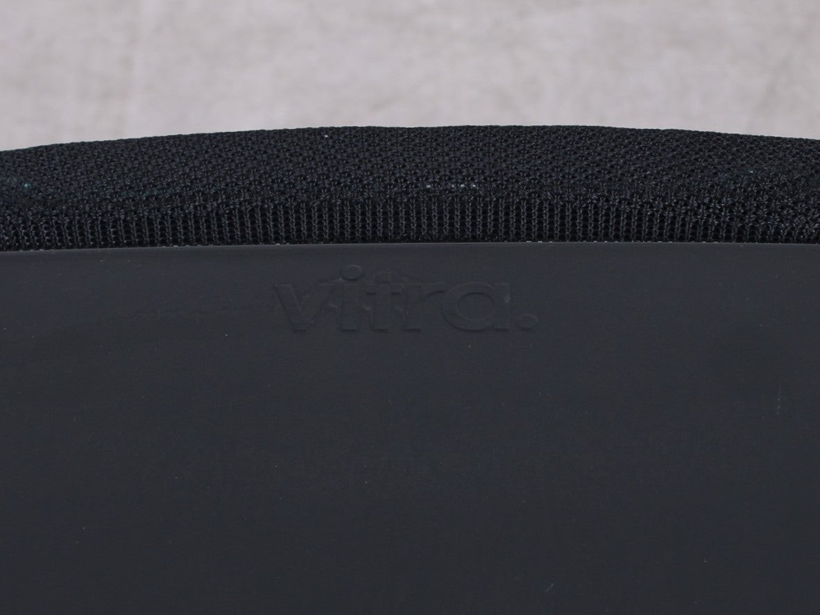 Detailaufnahme der Unterseite mit Prägung beim Vitra MedaSlim Stuhl