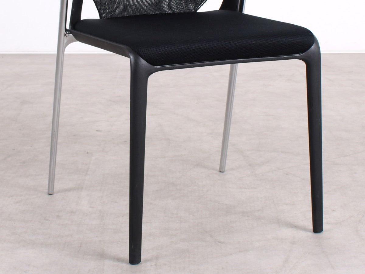 Detailaufnahme der schwarzen Sitzfläche beim Vitra MedaSlim Konferenzstuhl