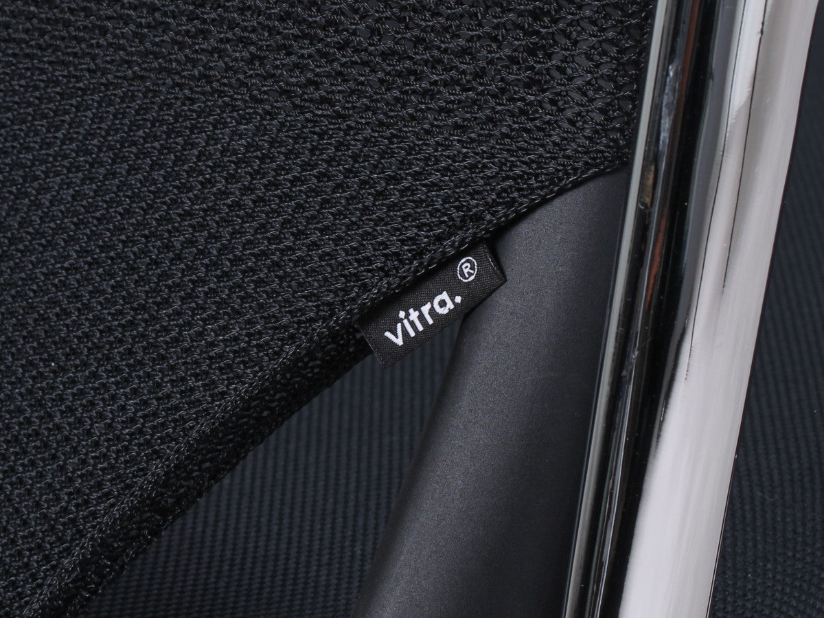 Detailaufnahme des Vitra Labels am Netzrücken des Vitra MedaSlim