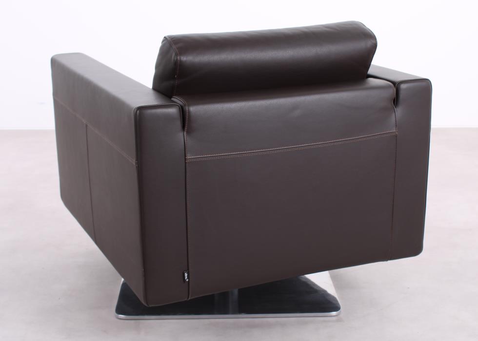 Detailaufnahme der Polsterung und des braunen Leders beim Vitra Park Swivel Sessel