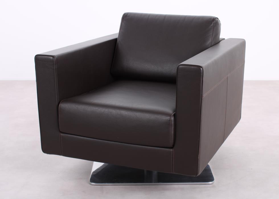 Rückansicht des Vitra Park Swivel Sessels mit braunem Lederbezug