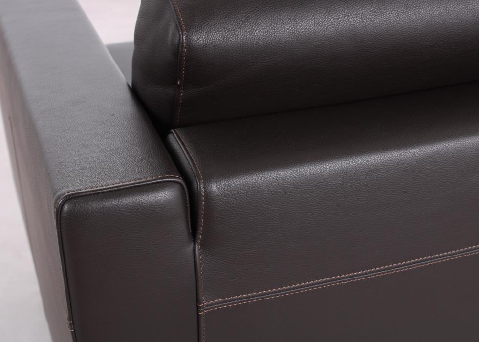 Detailaufnahme von Rückenlehne und Armlehne beim Vitra Park Swivel Ledersessel