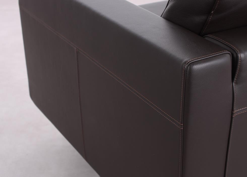Detailaufnahme der Armlehne und Nähte beim braunen Vitra Park Swivel Sessel