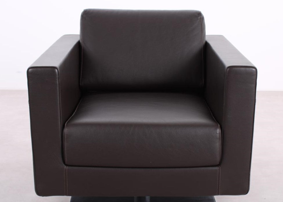 Frontdetail des Vitra Park Swivel Sessels mit braunem Lederbezug