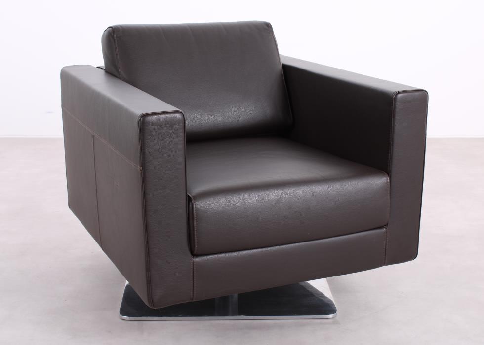 Vitra Park Swivel Sessel in braunem Leder in schräger Vorderansicht