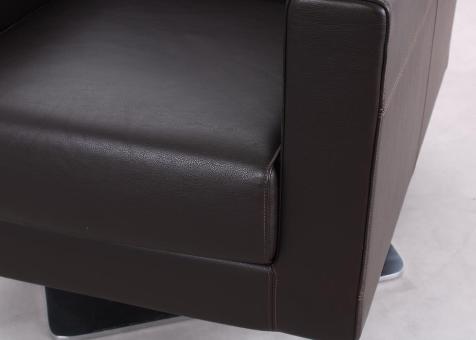 Detailaufnahme der Sitzfläche und Armlehne beim Vitra Park Swivel Sessel in Braun