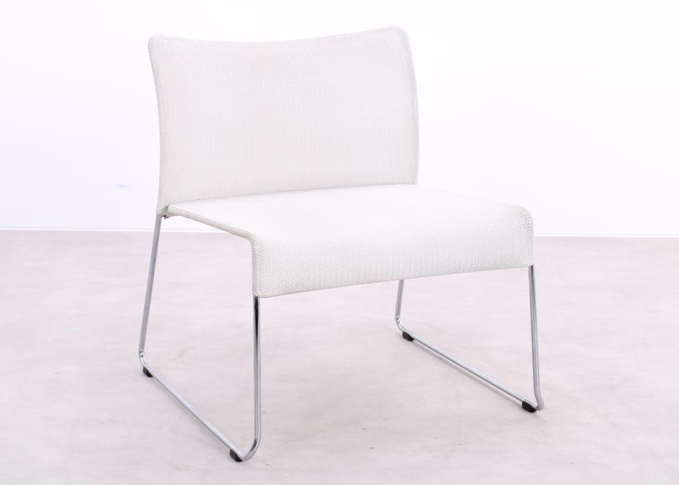 Weißer Vitra Soft Sim Design-Sessel von vorne rechts fotografiert