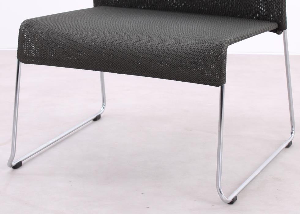 Detailaufnahme des grauen Vitra Soft Sim Sessels mit verchromtem Kufengestell