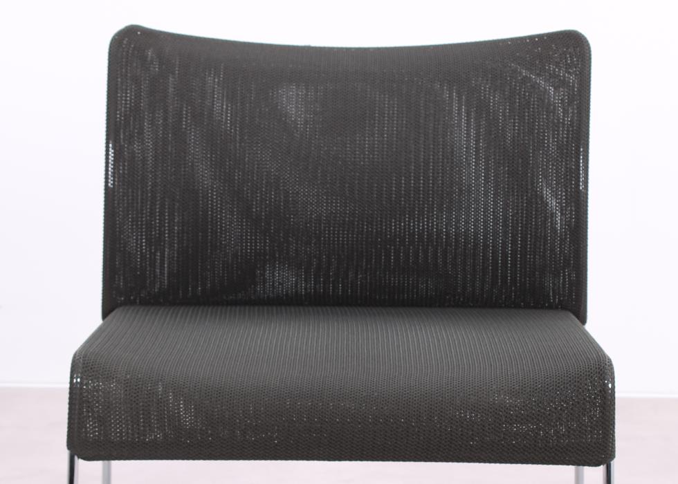 Frontdetail des grauen Vitra Soft Sim Sessels mit netzgewebter Rückenlehne