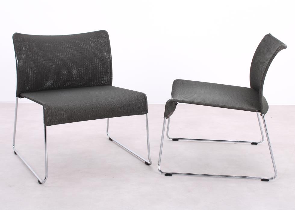Grauer Vitra Soft Sim Sessel mit verchromtem Kufengestell in Seitenansicht