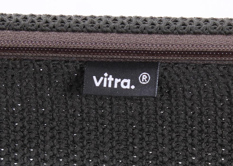 Detailaufnahme des Vitra Labels am grauen Soft Sim Design-Sessel
