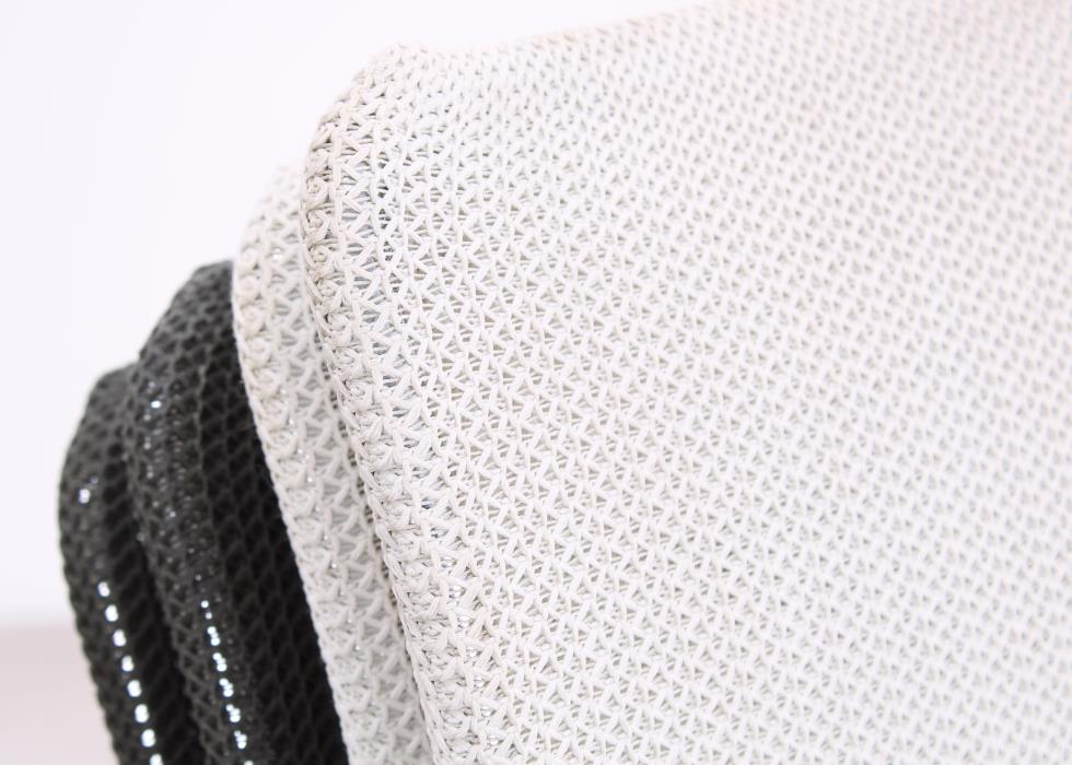 Detailaufnahme des Netzgewebes am Vitra Soft Sim Sessel in Grau und Weiß