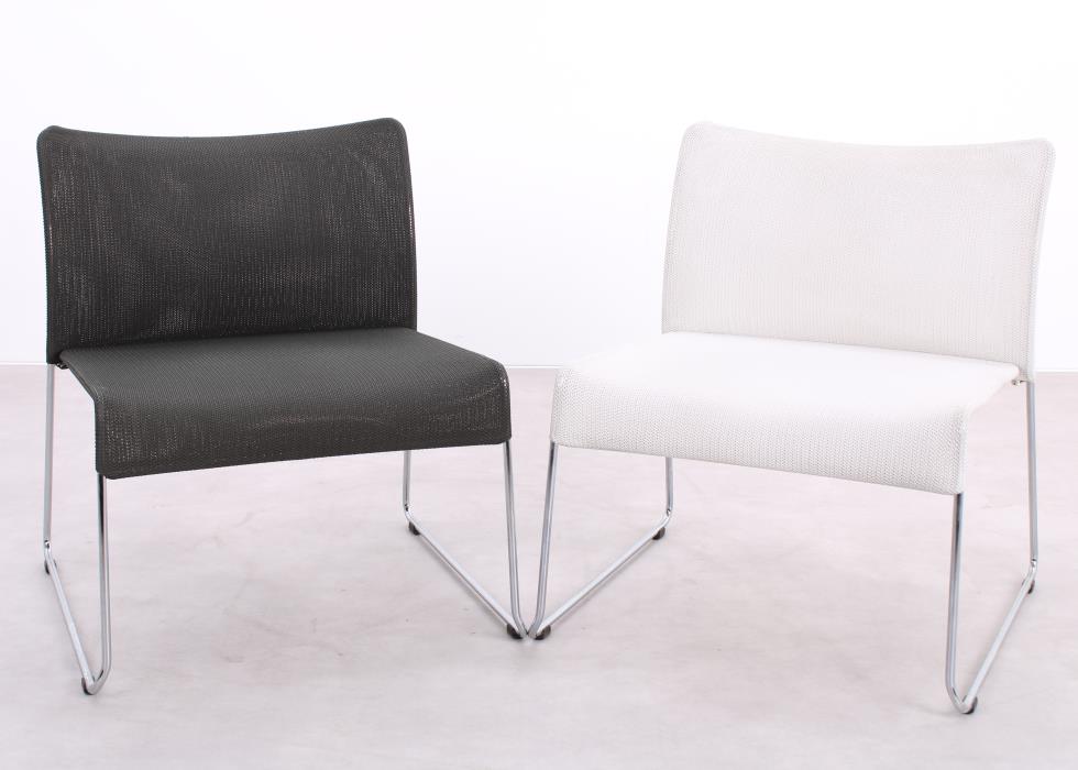 Vitra Soft Sim Sessel in Grau und Weiß in schräger Vorderansicht