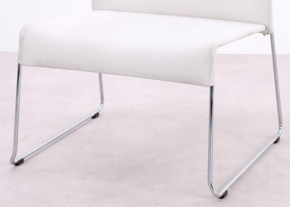 Detailaufnahme des weißen Vitra Soft Sim Sessels mit verchromtem Kufengestell