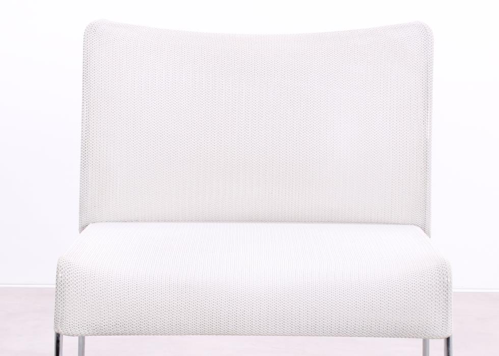 Frontdetail des weißen Vitra Soft Sim Sessels mit netzgewebter Rückenlehne
