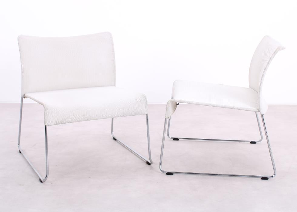 Weiße Vitra Soft Sim Sessel in Seitenansicht als Gruppenfoto