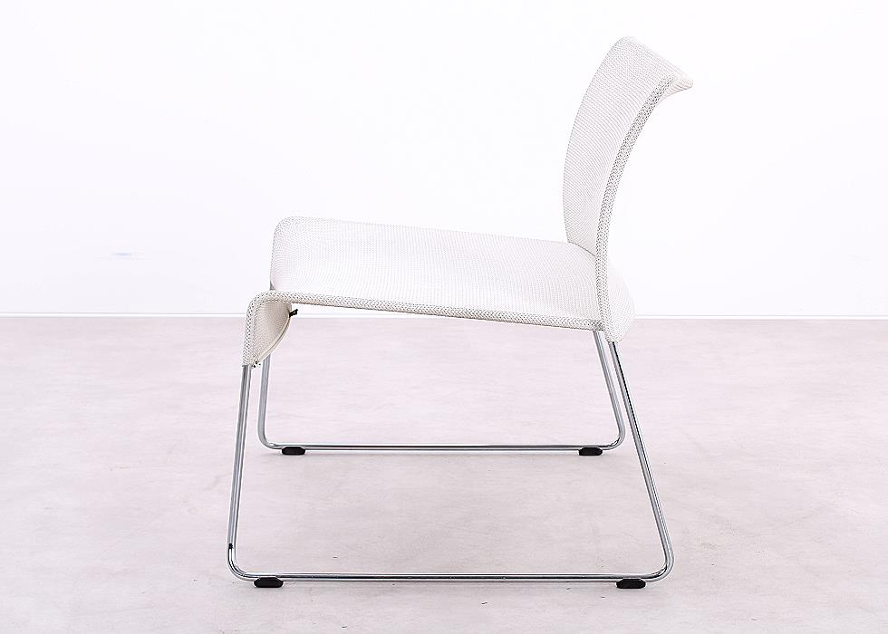Weißer Vitra Soft Sim Sessel im Seitenprofil mit verchromtem Kufengestell