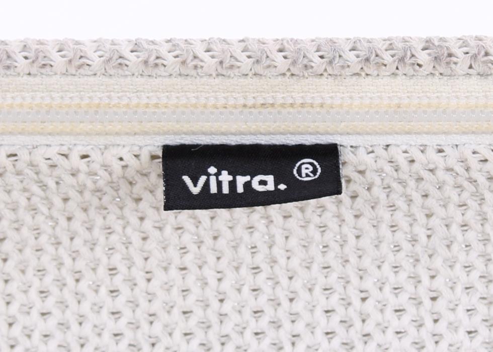 Detailaufnahme des Vitra Labels am weißen Soft Sim Design-Sessel