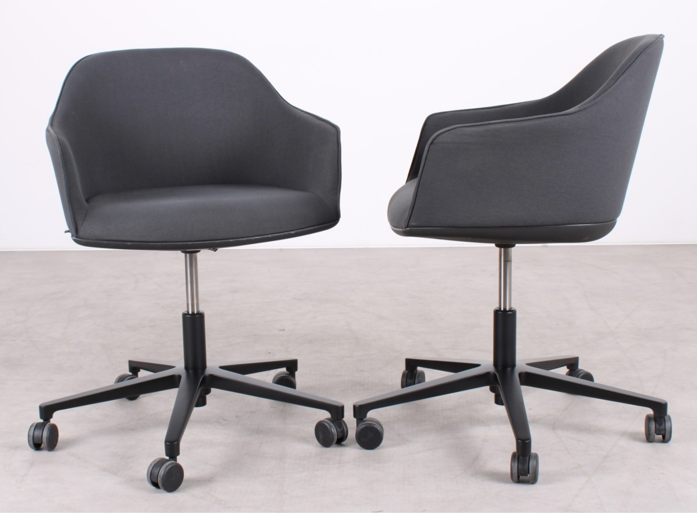 Vitra Softshell Chair in Grau mit schwarzem Gestell und Rollen