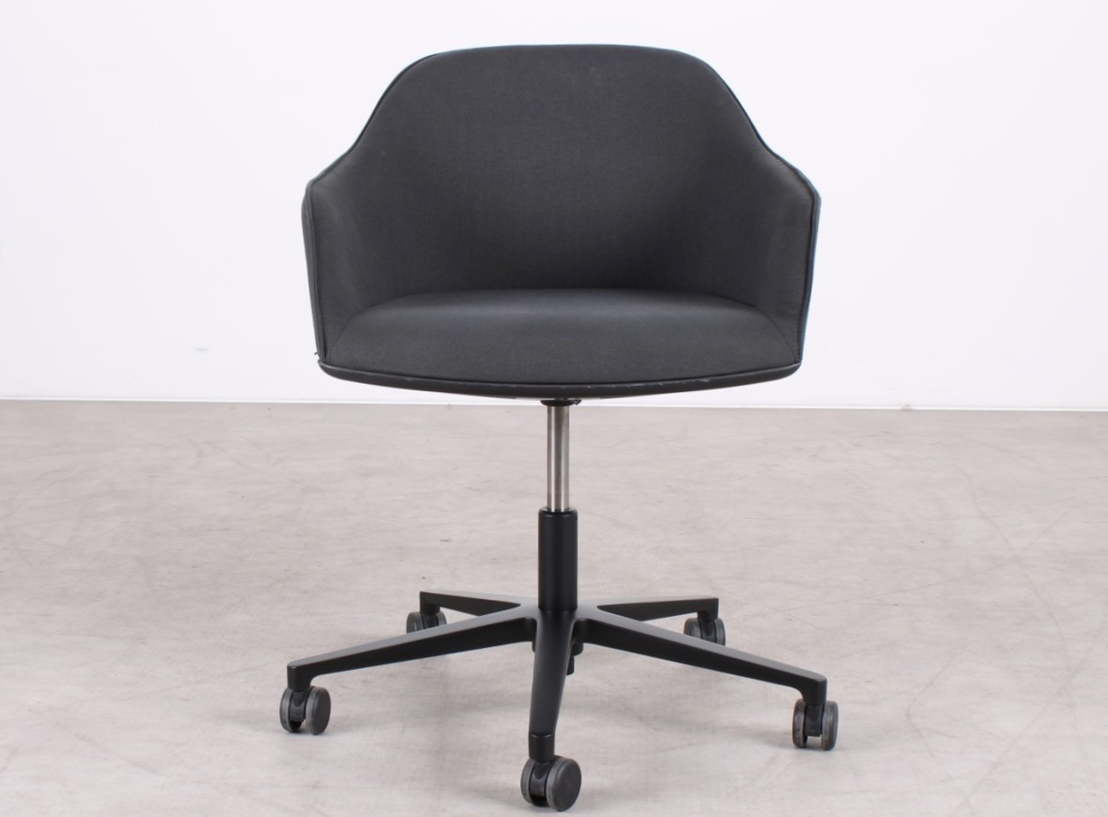 Vitra Softshell Chair in Grau mit schwarzem Gestell und Rollen