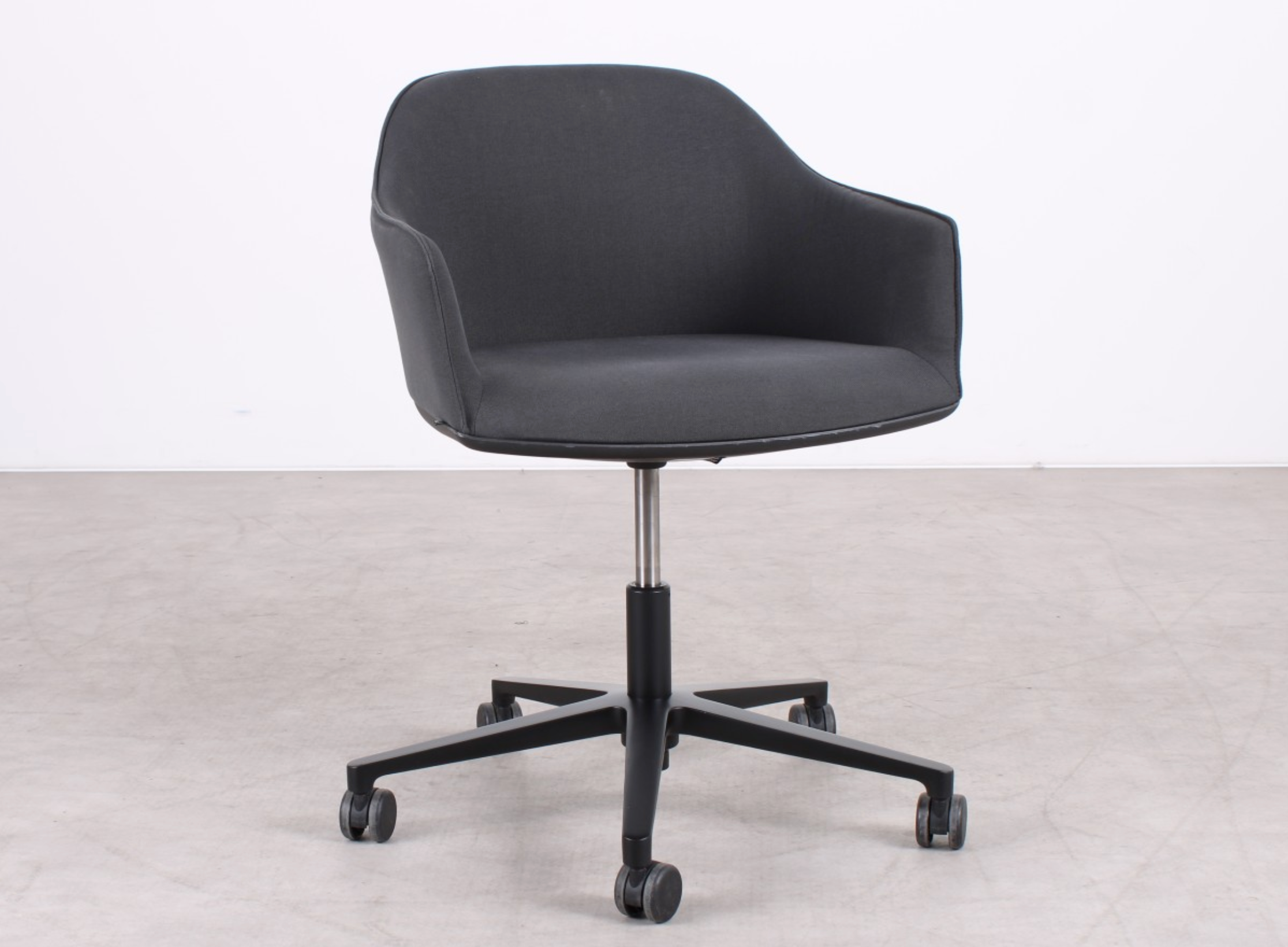 Vitra Softshell Chair in Grau mit schwarzem Gestell und Rollen