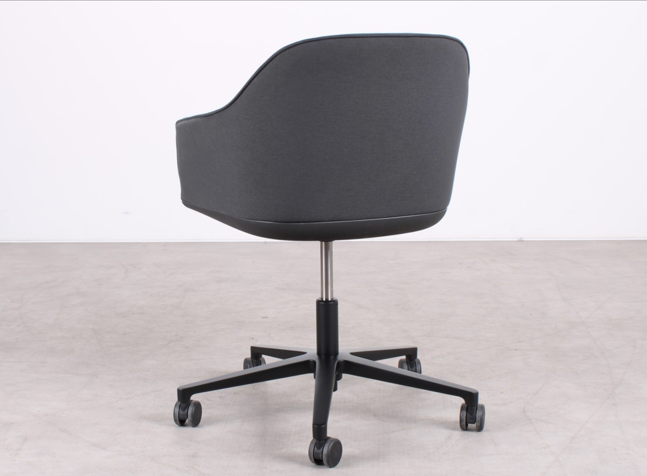 Vitra Softshell Chair in Grau mit schwarzem Gestell und Rollen
