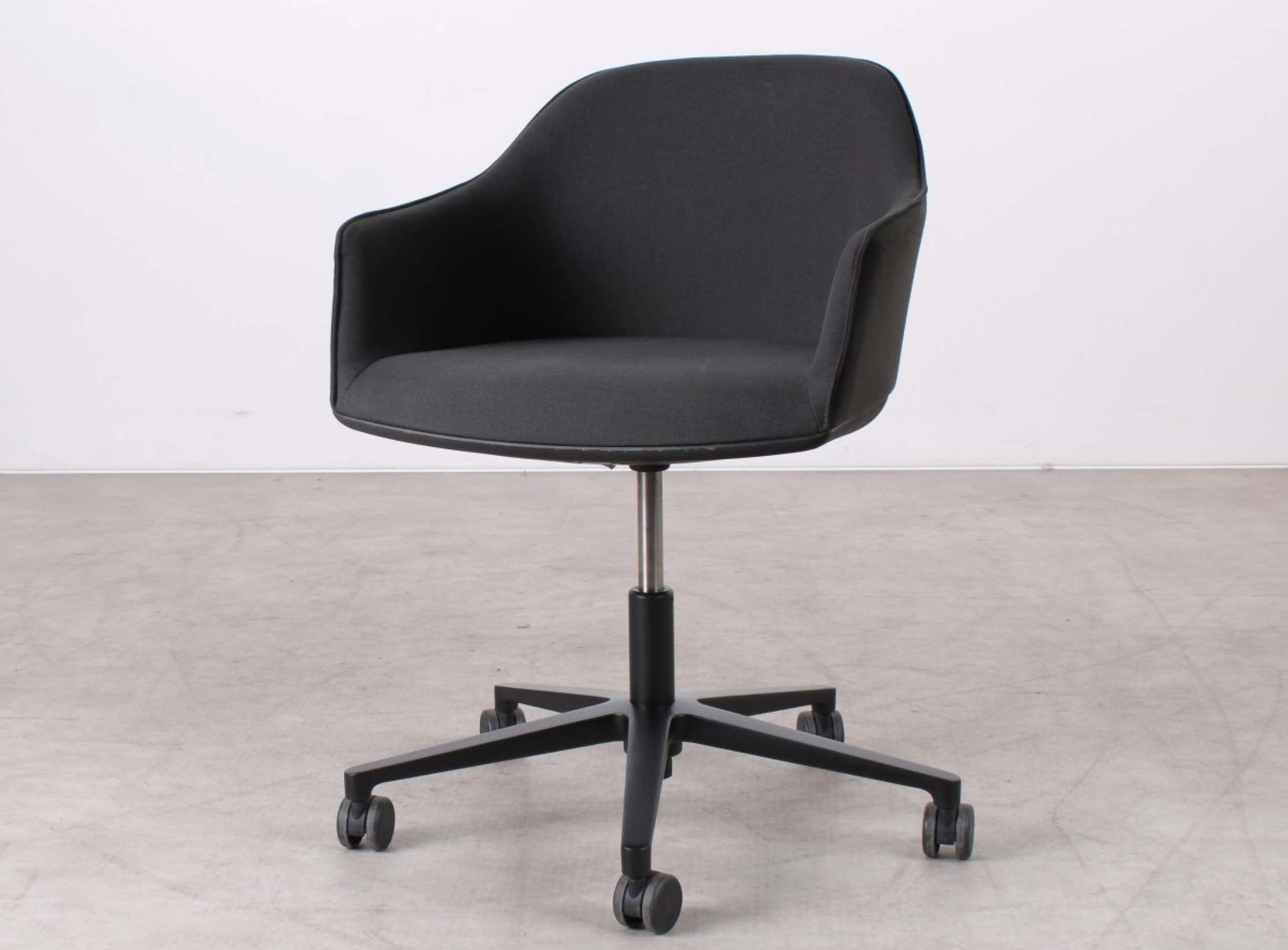 Vitra Softshell Chair in Grau mit schwarzem Gestell und Rollen