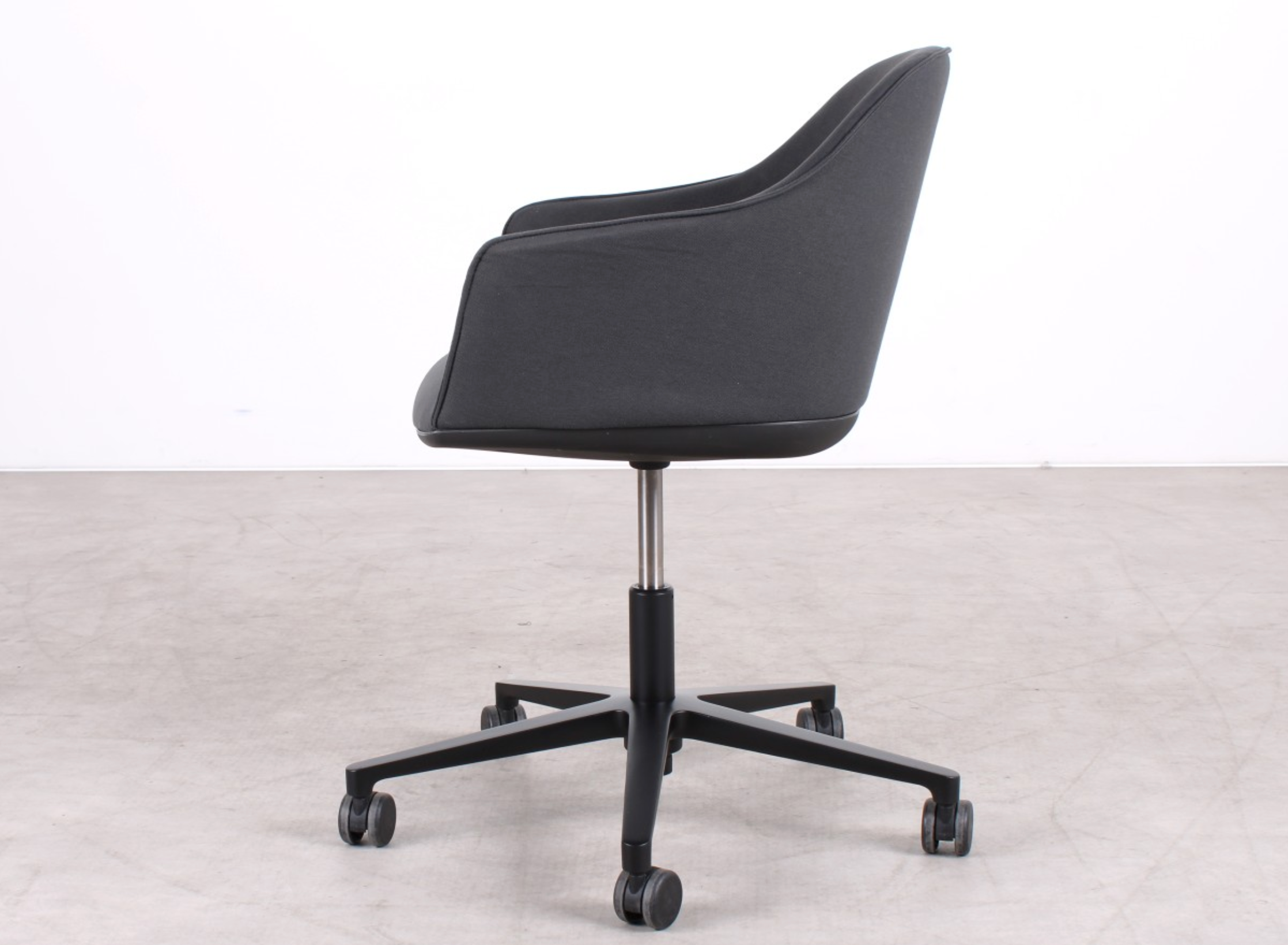 Vitra Softshell Chair in Grau mit schwarzem Gestell und Rollen
