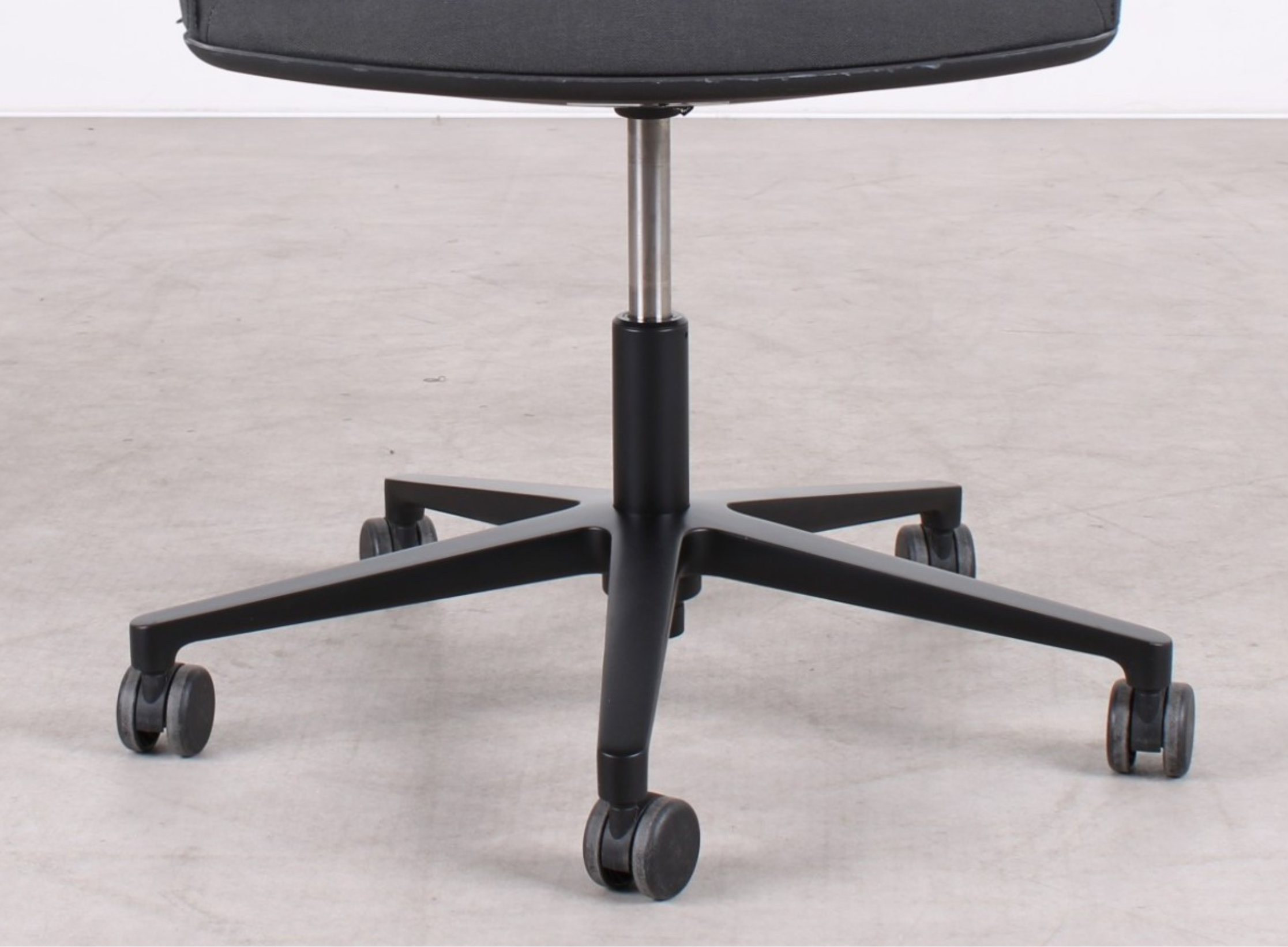 Vitra Softshell Chair in Grau mit schwarzem Gestell und Rollen