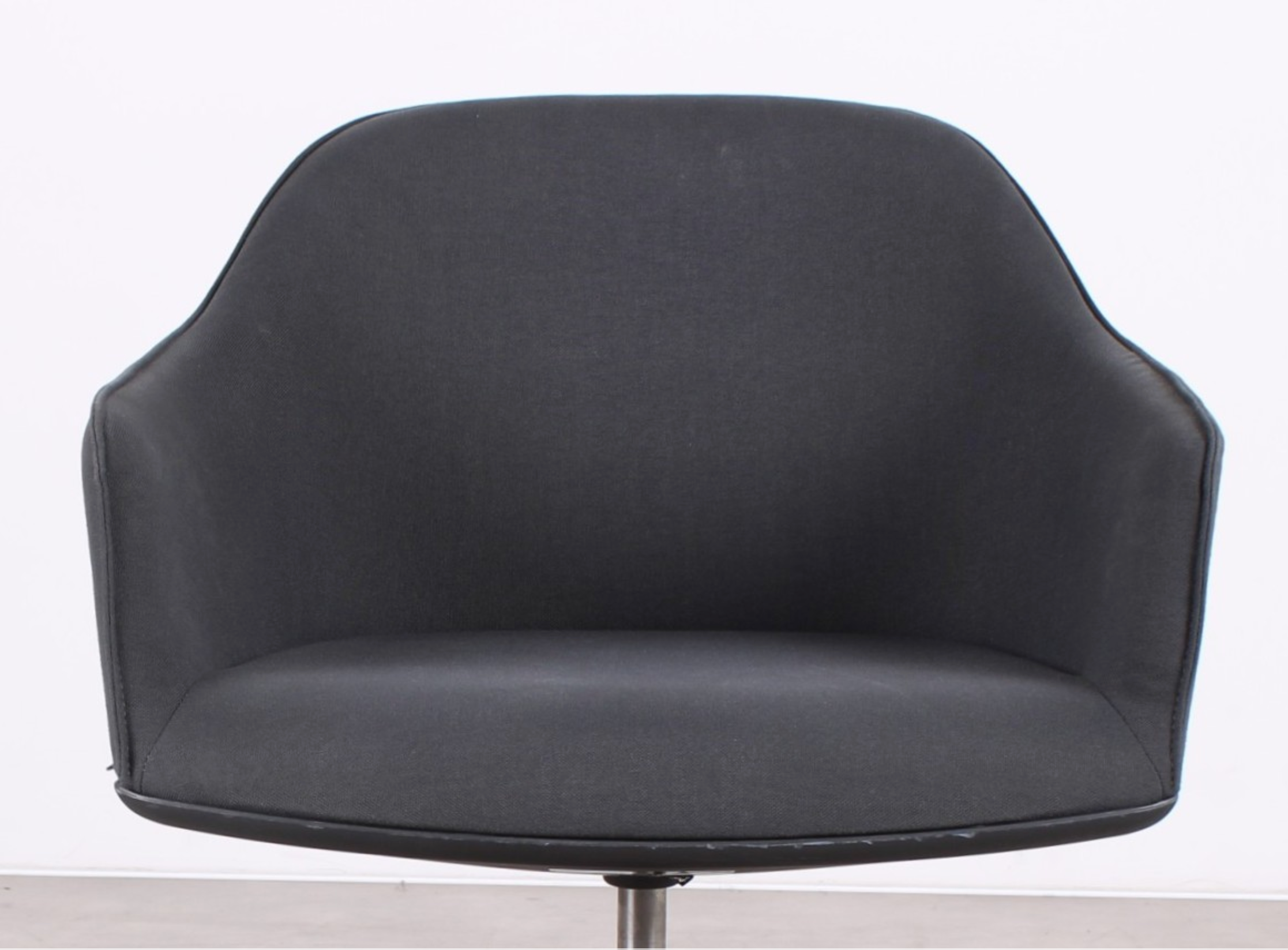 Vitra Softshell Chair in Grau mit schwarzem Gestell und Rollen