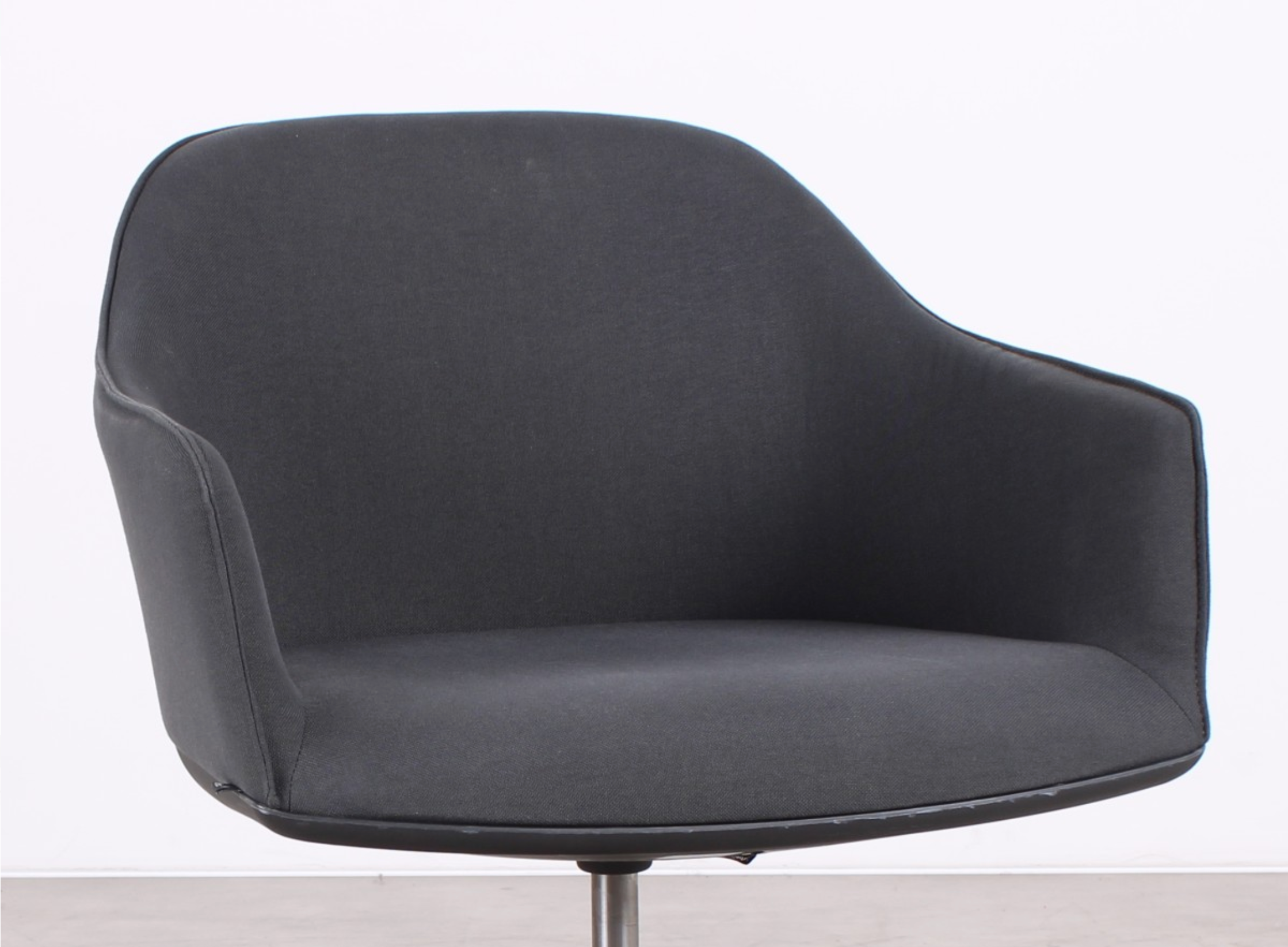 Vitra Softshell Chair in Grau mit schwarzem Gestell und Rollen