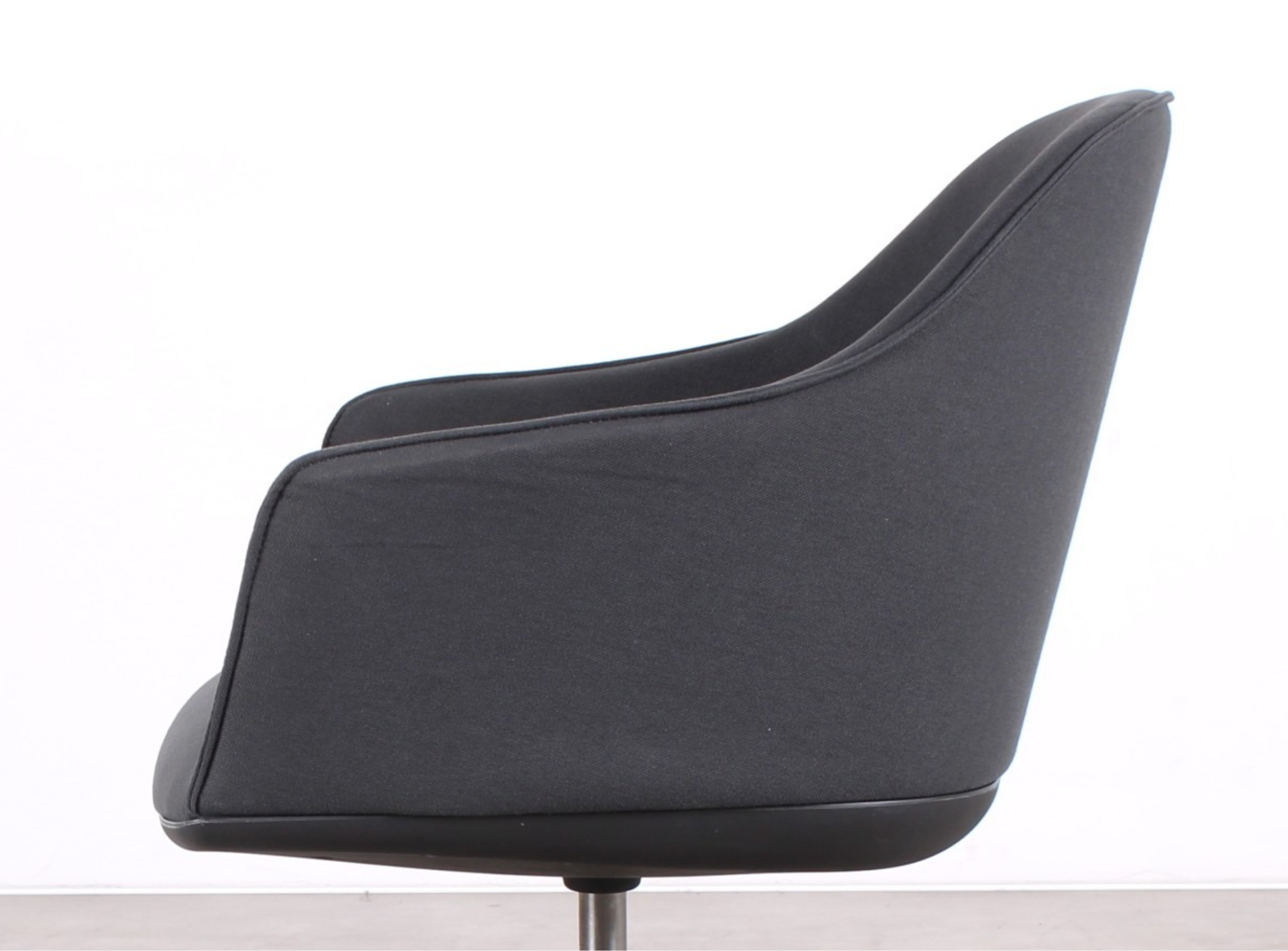Vitra Softshell Chair in Grau mit schwarzem Gestell und Rollen