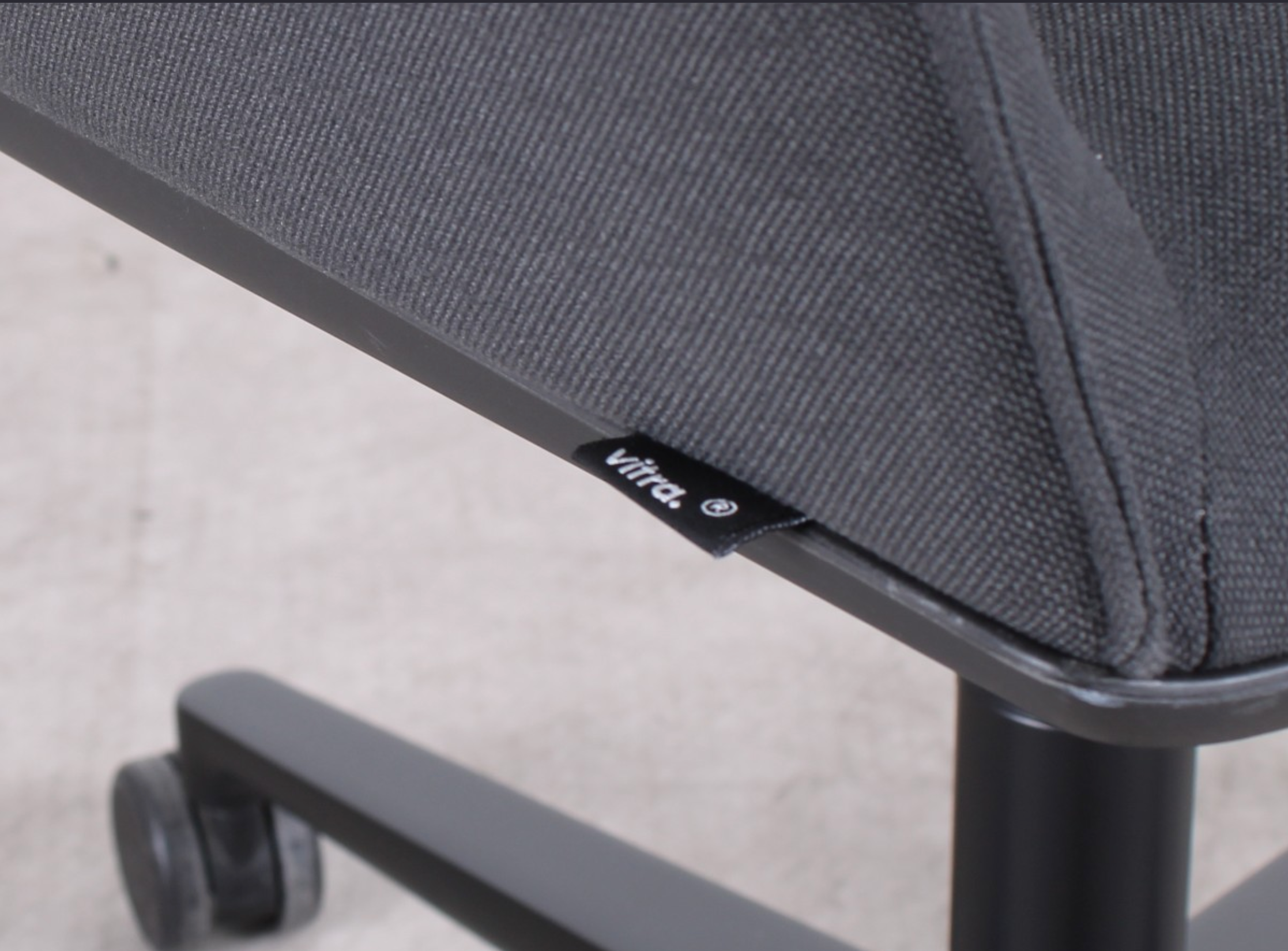 Vitra Softshell Chair in Grau mit schwarzem Gestell und Rollen